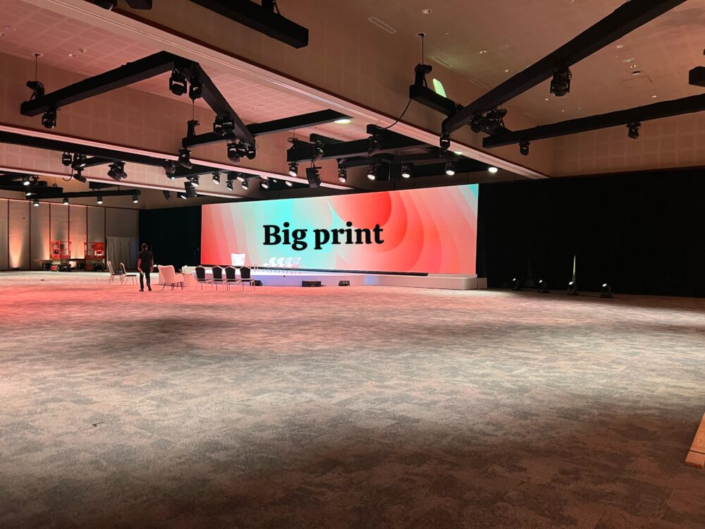 Impresión para eventos, fondos para escenarios, backdrops para eventos, telones de fondo, escenografía impresa, laterales de escenario, gráficos para eventos, impresión gran formato eventos, diseño de escenarios, decoración de eventos, branding para eventos, producción de eventos, alquiler de fondos para eventos (opcional), impresión en lona para eventos, impresión en tela para eventos.