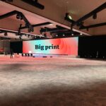 Impresión para eventos, fondos para escenarios, backdrops para eventos, telones de fondo, escenografía impresa, laterales de escenario, gráficos para eventos, impresión gran formato eventos, diseño de escenarios, decoración de eventos, branding para eventos, producción de eventos, alquiler de fondos para eventos (opcional), impresión en lona para eventos, impresión en tela para eventos.