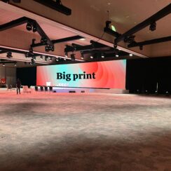 Impresión para eventos, fondos para escenarios, backdrops para eventos, telones de fondo, escenografía impresa, laterales de escenario, gráficos para eventos, impresión gran formato eventos, diseño de escenarios, decoración de eventos, branding para eventos, producción de eventos, alquiler de fondos para eventos (opcional), impresión en lona para eventos, impresión en tela para eventos.