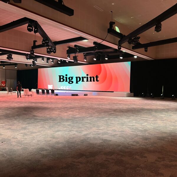 Impresión para eventos, fondos para escenarios, backdrops para eventos, telones de fondo, escenografía impresa, laterales de escenario, gráficos para eventos, impresión gran formato eventos, diseño de escenarios, decoración de eventos, branding para eventos, producción de eventos, alquiler de fondos para eventos (opcional), impresión en lona para eventos, impresión en tela para eventos.