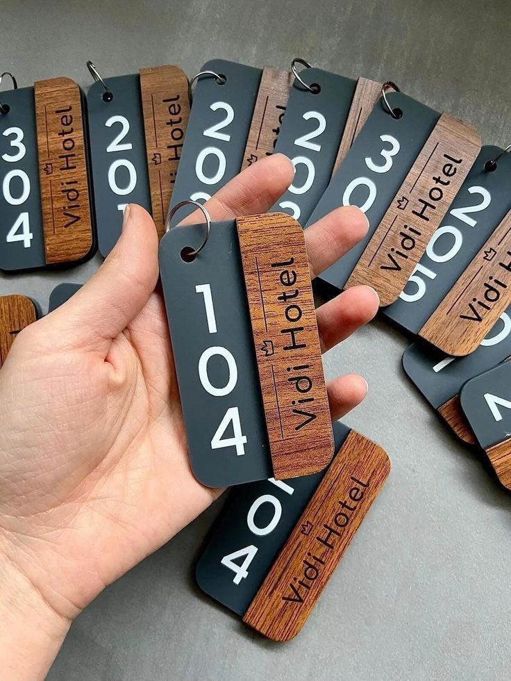 llaveros de madera, llaveros personalizados, llaveros grabados, llaveros promocionales, regalos promocionales, merchandising madera, llaveros de madera grabados, regalos originales, accesorios de madera, llaveros corporativos.