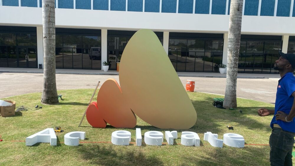 Impresión para eventos, fondos para escenarios, backdrops para eventos, telones de fondo, escenografía impresa, laterales de escenario, gráficos para eventos, impresión gran formato eventos, diseño de escenarios, decoración de eventos, branding para eventos, producción de eventos, alquiler de fondos para eventos (opcional), impresión en lona para eventos, impresión en tela para eventos.