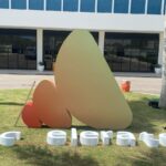 Impresión para eventos, fondos para escenarios, backdrops para eventos, telones de fondo, escenografía impresa, laterales de escenario, gráficos para eventos, impresión gran formato eventos, diseño de escenarios, decoración de eventos, branding para eventos, producción de eventos, alquiler de fondos para eventos (opcional), impresión en lona para eventos, impresión en tela para eventos.