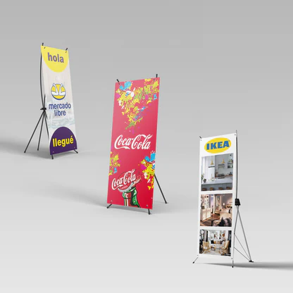 X-Banner, display araña, banner araña, soporte publicitario, display publicitario portátil, banner publicitario económico, impresión de X-Banner, diseño de X-Banner, publicidad en punto de venta, material promocional para eventos, stands portátiles, marketing visual económico.