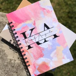 Cuadernos personalizados, libretas personalizadas, impresión de cuadernos, impresión de libretas, cuadernos corporativos, libretas corporativas, diseño de cuadernos, diseño de libretas, regalos promocionales, material de oficina personalizado, branding, merchandising, cuadernos de espiral, cuadernos encuadernados, libretas de bolsillo, blocks de notas adhesivas.