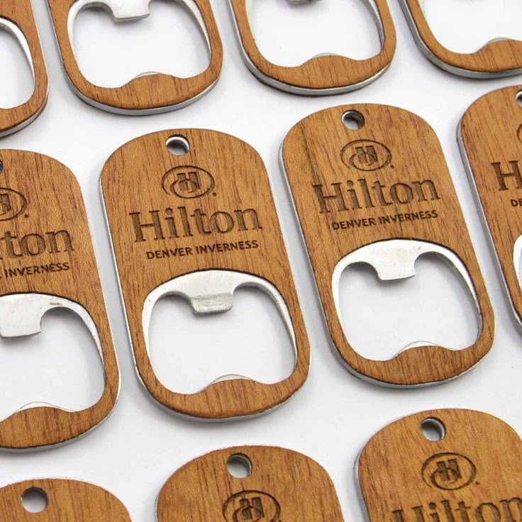 llaveros de madera, llaveros personalizados, llaveros grabados, llaveros promocionales, regalos promocionales, merchandising madera, llaveros de madera grabados, regalos originales, accesorios de madera, llaveros corporativos.