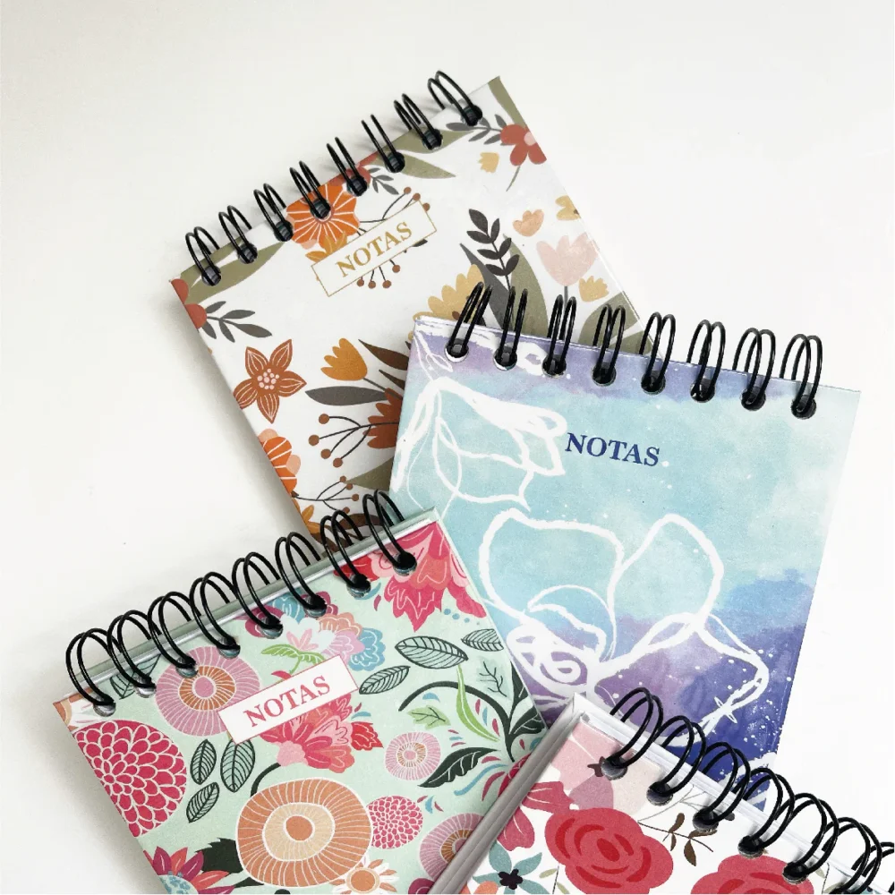 Cuadernos personalizados, libretas personalizadas, impresión de cuadernos, impresión de libretas, cuadernos corporativos, libretas corporativas, diseño de cuadernos, diseño de libretas, regalos promocionales, material de oficina personalizado, branding, merchandising, cuadernos de espiral, cuadernos encuadernados, libretas de bolsillo, blocks de notas adhesivas.