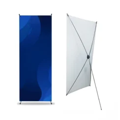 Los displays publicitarios tipo X-Banner, también conocidos como "arañas", son una solución de visualización portátil y económica ideal para promociones en puntos de venta, eventos, ferias comerciales, presentaciones y cualquier lugar donde necesites una forma rápida y sencilla de mostrar tu mensaje publicitario. Su diseño ligero y fácil montaje los convierte en una herramienta de marketing versátil y efectiva.