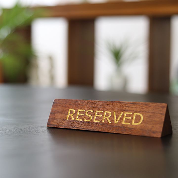 indicadores de mesa reservado, reservado mesa, letreros reservados, señalización mesas, indicadores restaurantes, indicadores bares, indicadores cafeterías, reservado personalizado, señalización eventos, decoración mesas.