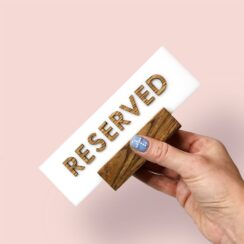 indicadores de mesa reservado, reservado mesa, letreros reservados, señalización mesas, indicadores restaurantes, indicadores bares, indicadores cafeterías, reservado personalizado, señalización eventos, decoración mesas.