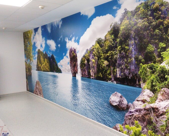 Dale vida y personalidad a tus paredes con nuestros murales decorativos personalizados. Ya sea para hogares, oficinas, locales comerciales o cualquier otro espacio, te ofrecemos soluciones creativas y de alta calidad para transformar tus ambientes con diseños únicos que reflejen tu estilo y visión. Características de Nuestros Murales Decorativos: Diseño Totalmente Personalizado: Trabajamos contigo desde la concepción hasta la impresión final para crear un mural que se ajuste perfectamente a tus gustos, espacio y necesidades. Puedes proporcionarnos tu propia imagen, elegir entre nuestra amplia biblioteca de diseños o colaborar con nuestro equipo creativo. Impresión de Alta Resolución: Colores vibrantes, detalles nítidos y una calidad de imagen excepcional que realzan la belleza del diseño en gran formato. Materiales de Alta Calidad y Durabilidad: Vinil Adhesivo Texturizado: Ofrece un acabado elegante y duradero, fácil de limpiar y resistente al desgaste. Ideal para interiores. Vinil Adhesivo Removible: Perfecto para alquileres o cambios frecuentes de decoración, se retira sin dañar la pared. Papel Tapiz Personalizado: Impresión sobre papel tapiz de alta calidad con diferentes texturas para un acabado tradicional y sofisticado. Lona Canvas: Para un aspecto artístico similar a una pintura sobre lienzo. Tamaños Personalizados: Creamos murales en las dimensiones exactas que necesitas para cubrir una pared completa o una sección específica. Acabados Profesionales: Mate: Acabado sin brillo que reduce los reflejos y ofrece una apariencia suave. Brillante: Realza los colores y proporciona un aspecto llamativo. Texturizado: Añade profundidad y un toque táctil al mural. Fácil Instalación (para vinilos): Muchos de nuestros murales de vinil son autoadhesivos y fáciles de aplicar. Ofrecemos instrucciones detalladas y también podemos coordinar servicios de instalación profesional. Aplicaciones Comunes de Murales Decorativos: Hogares: Dormitorios, salas de estar, cocinas, habitaciones infantiles. Oficinas: Salas de reuniones, áreas de descanso, recepciones. Locales Comerciales: Tiendas, restaurantes, bares, gimnasios, salones de belleza. Espacios Educativos: Aulas, bibliotecas, pasillos. Centros de Salud: Salas de espera, consultorios. Opciones de Personalización: Tus Propias Imágenes y Diseños: Haz realidad tus ideas y recuerdos en gran formato. Selección de Nuestra Biblioteca: Amplia variedad de paisajes, arte abstracto, ilustraciones, patrones y más. Colaboración con Nuestros Diseñadores: Creamos un diseño único basado en tus preferencias. Adaptación de Colores y Escala: Ajustamos los diseños existentes para que se adapten a tu espacio y paleta de colores. Valor Agregado: Transformación Impactante del Espacio: Cambia por completo la apariencia de una habitación. Personalización Única: Refleja tu estilo y personalidad. Añade Profundidad y Dimensión: Crea puntos focales visualmente interesantes. Fácil de Limpiar y Mantener: Los materiales son resistentes y fáciles de cuidar. Solución Creativa y Original: Diferénciate con una decoración personalizada.