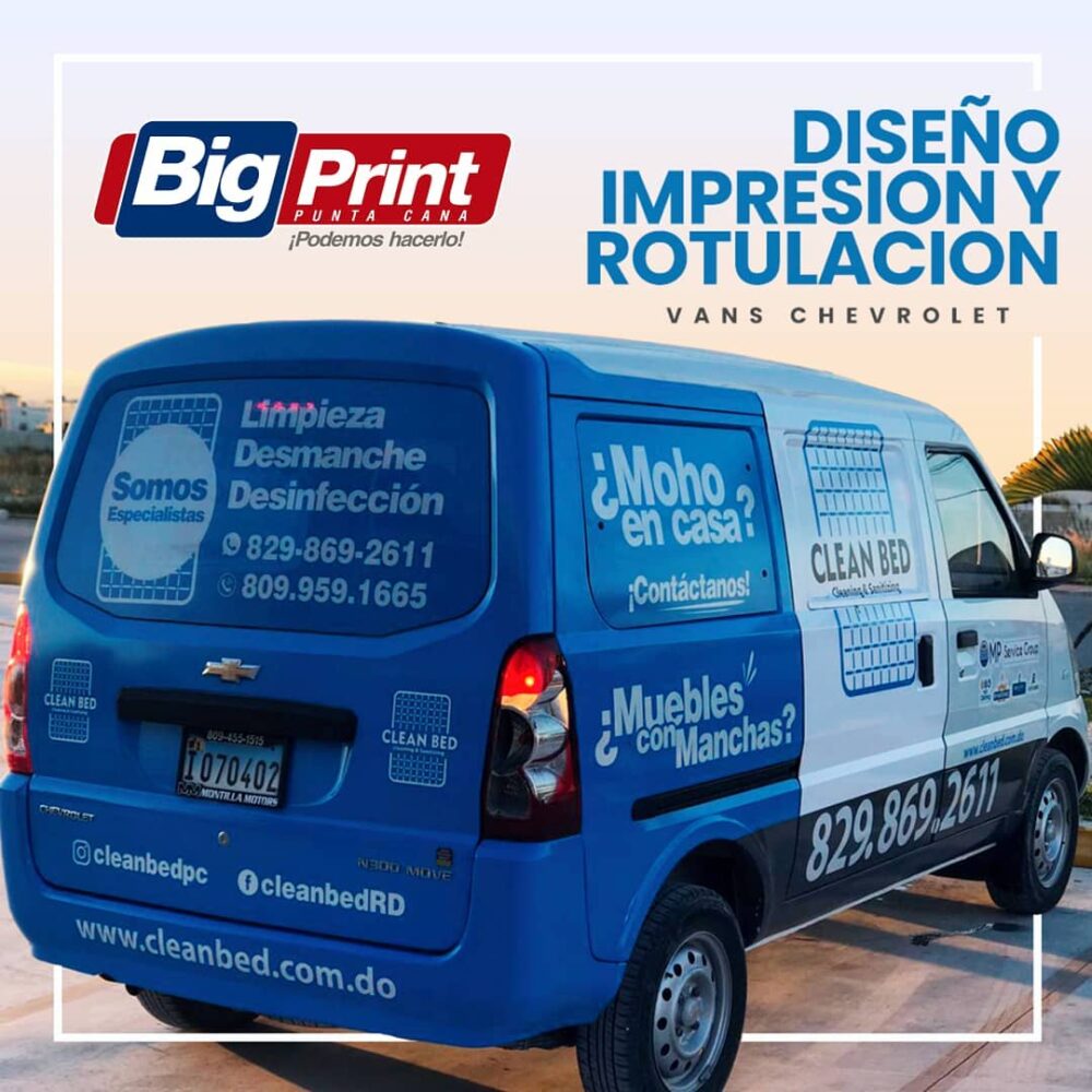 Nuestros Servicios de Gráficos Vehiculares y Rotulación: Diseño Profesional y Creativo: Nuestro equipo de diseñadores expertos colaborará contigo para crear un diseño que se ajuste a tu marca, tipo de vehículo y objetivos de marketing. Consideraremos la visibilidad, la legibilidad y el impacto visual para asegurar que tu mensaje destaque en la carretera. Impresión de Vinil de Alta Calidad: Utilizamos vinil autoadhesivo de alta calidad, resistente a la intemperie, a los rayos UV y al lavado, garantizando la durabilidad y la vivacidad de los colores de tus gráficos. Tecnología de impresión de gran formato de última generación para detalles nítidos y colores vibrantes. Rotulación Parcial: Logotipos y Nombres de Empresa: Aplicación de tu logotipo, nombre de empresa e información de contacto en puertas, laterales o la parte trasera del vehículo. Gráficos y Elementos Destacados: Incorporación de elementos visuales que refuercen tu marca y atraigan la atención. Rotulación Completa (Car Wrapping): Cubrimiento total o parcial de la carrocería del vehículo con vinil impreso personalizado. Ofrece el máximo impacto visual y la oportunidad de crear diseños llamativos y envolventes. También proporciona una capa adicional de protección a la pintura original del vehículo. Vinil de Corte: Aplicación de textos, logotipos y formas geométricas precortadas en vinil de un solo color. Ideal para diseños más sencillos y elegantes. Vinil Perforado para Ventanas: Permite la visibilidad desde el interior del vehículo mientras muestra gráficos llamativos desde el exterior. Una excelente manera de aprovechar el espacio de las ventanas para publicidad. Servicios Adicionales: Instalación Profesional: Nuestro equipo de instaladores experimentados asegura una aplicación precisa y sin burbujas de tus gráficos vehiculares. Remoción Segura: Podemos retirar los gráficos sin dañar la pintura original de tu vehículo. Beneficios de la Rotulación Vehicular: Publicidad Móvil Constante: Tu vehículo se convierte en una valla publicitaria en movimiento, llegando a una amplia audiencia en diferentes ubicaciones. Alto Impacto Visual: Los vehículos rotulados captan la atención y generan reconocimiento de marca. Rentabilidad: Una inversión publicitaria única que ofrece exposición continua a lo largo del tiempo. Profesionalismo: Presenta tu negocio de manera seria y establecida. Alcance Geográfico: Llega a clientes potenciales en las áreas donde operas. Protección de la Pintura: El vinil puede proteger la pintura original del vehículo contra arañazos y los elementos. Nuestras Soluciones son Ideales Para: Pequeñas y Medianas Empresas (PYMES). Empresas de Servicios a Domicilio. Flotas de Vehículos Comerciales. Emprendedores y Profesionales Independientes. Organizaciones y Eventos. Valor Agregado: Diseño Personalizado y Adaptado a tu Marca. Materiales de Alta Calidad y Durabilidad. Instalación Profesional y Garantizada. Aumento de la Visibilidad y el Reconocimiento de tu Negocio. Una Forma Rentable y Efectiva de Publicidad.